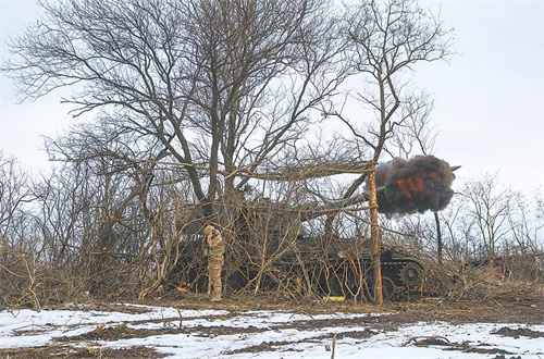 2月25日，乌克兰士兵在巴赫穆特地区发射自行榴弹炮。（IC photo）