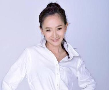 著名主持人王芳近照，41岁就似少女，嫁大15岁教授幸福美满